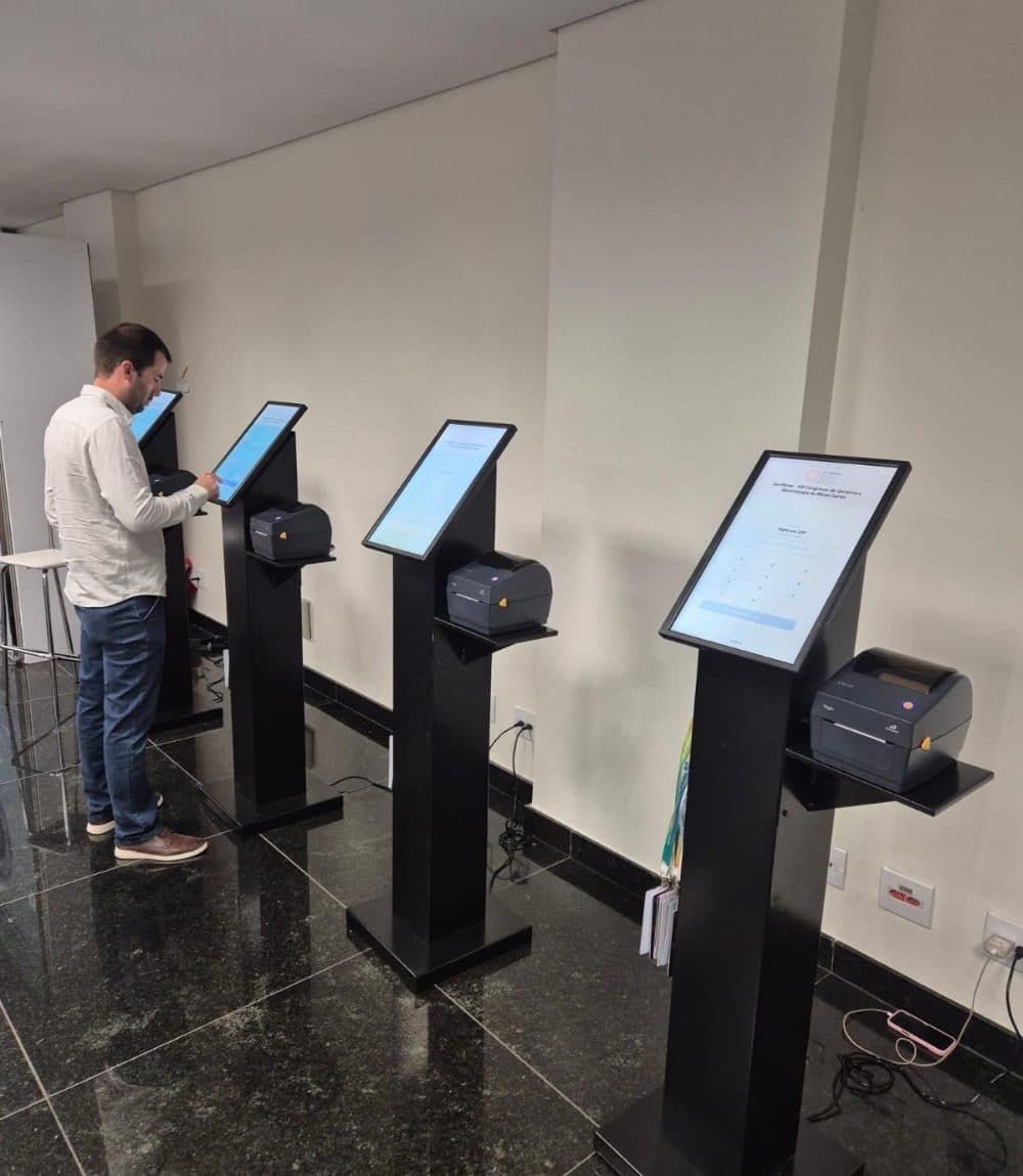 Totens de credenciamento em operação no GerMinas